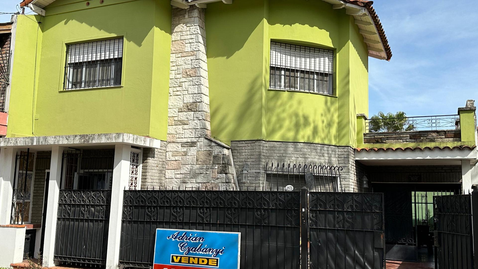 Casa 200 m² con 3 dormitorios en venta en Castelar