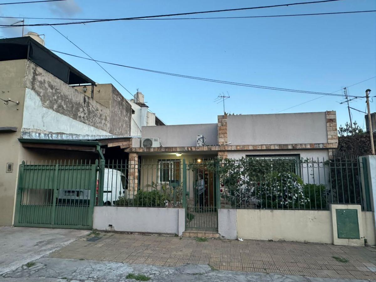 Foto de MORON SUR- CASA DE 3 AMBIENTES + 2 BAÑOS- EXCELENTE ESTADO+ COCHERA, imagen 1