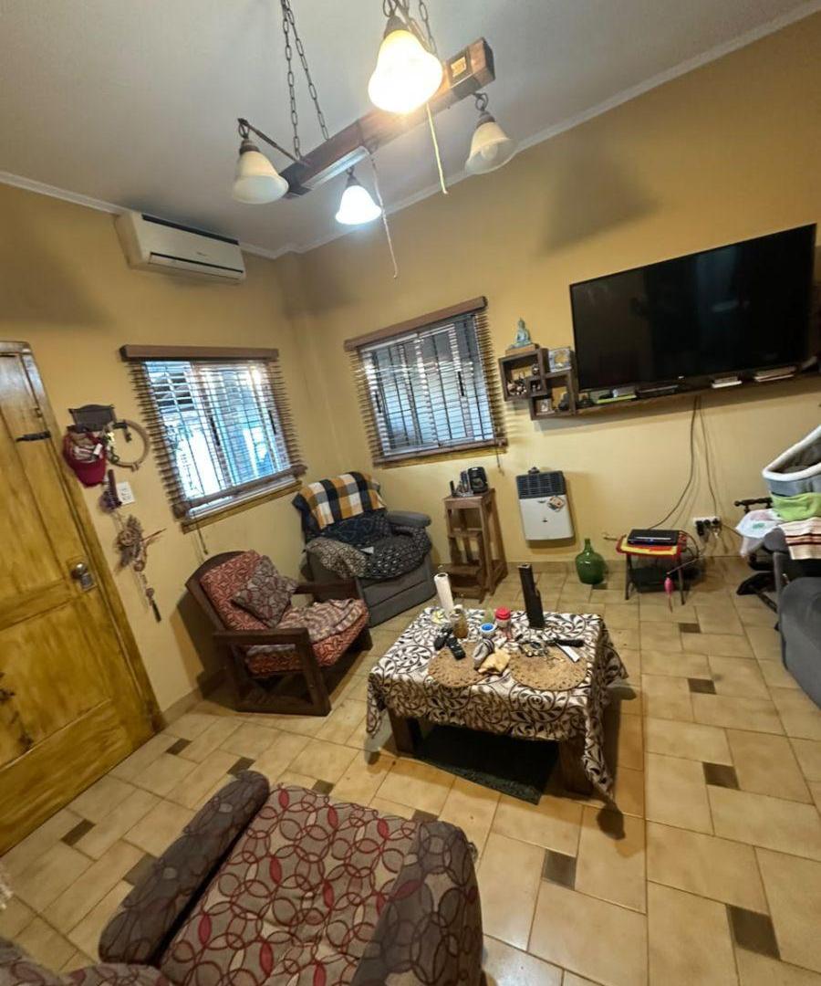 Foto de MORON SUR- CASA DE 3 AMBIENTES + 2 BAÑOS- EXCELENTE ESTADO+ COCHERA, imagen 3