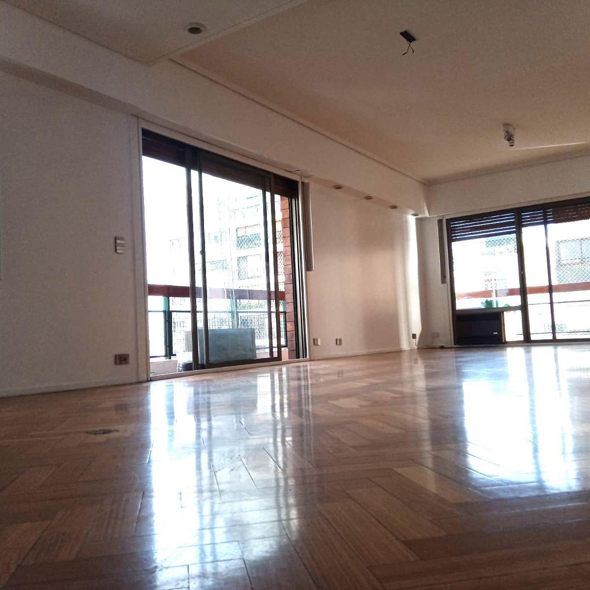 Piso en Venta de 4 Ambientes con Dependencia y Cochera 2