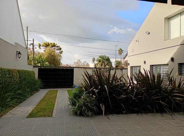 casa de categoría en alquiler -Villa Elisa- 3