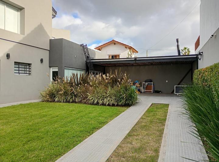 casa de categoría en alquiler -Villa Elisa- 4