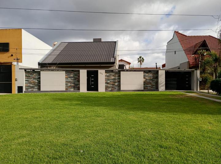 casa de categoría en alquiler -Villa Elisa- 2