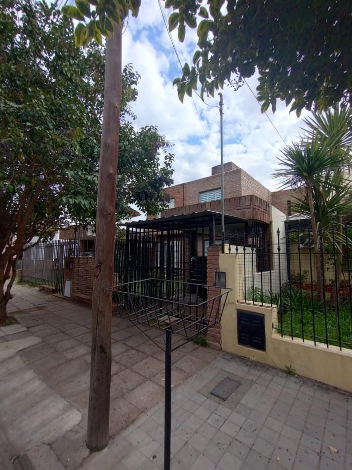 Casa dos dormitorios muy buena cerca de Av. Fuerza Aerea y Sol de Mayo