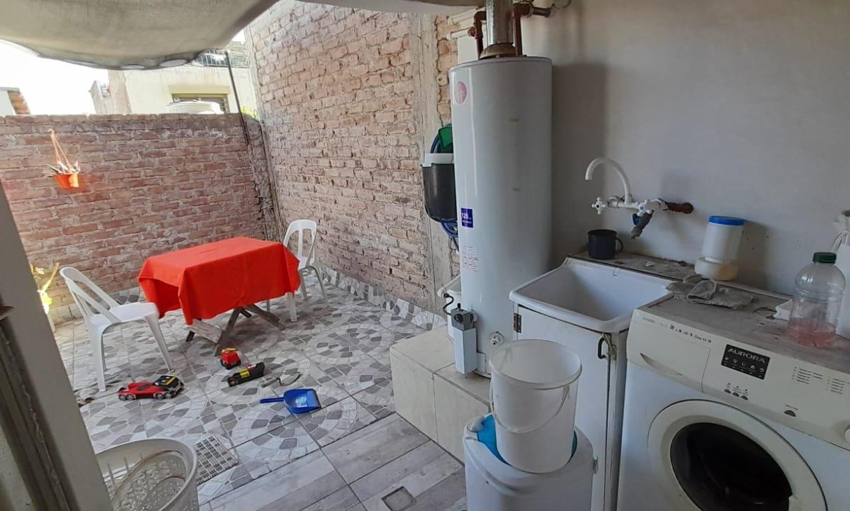 Vende Dos Deptos + Salon Comercial! Godoy Cruz. 4