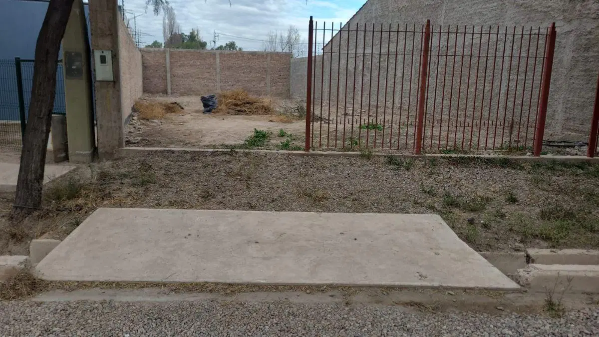 VENDE LOTE!! con cierre y rejas, Bº Buenos Vecinos. 4