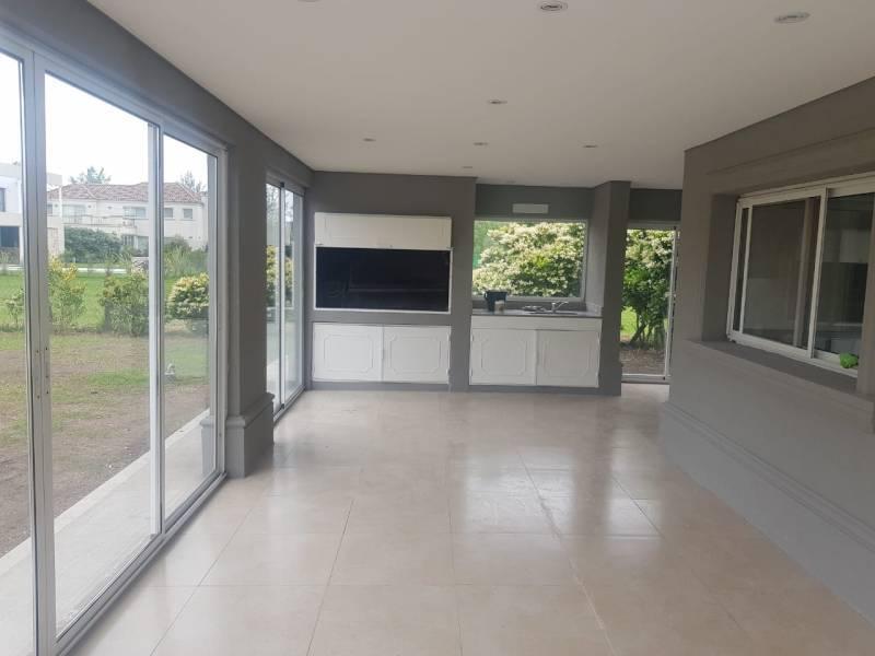 Gran Casa a Estrenar en Barrio Privado Weston/moreno 5