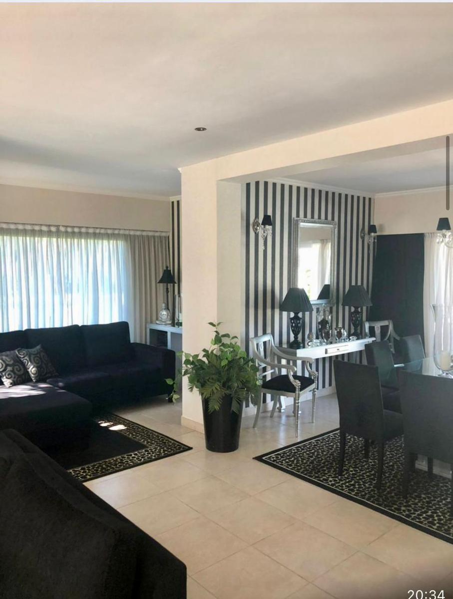 Impecable Casa en Venta en Barrio Privado Santa Ana 5