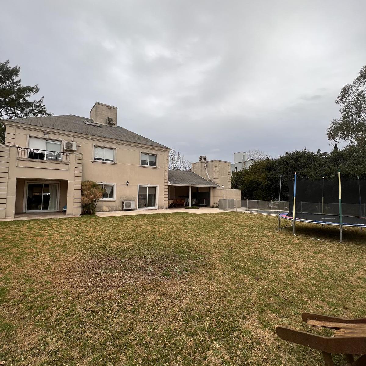 Casa en Venta o Alquiler en Barrio Privado Santa Ana 2