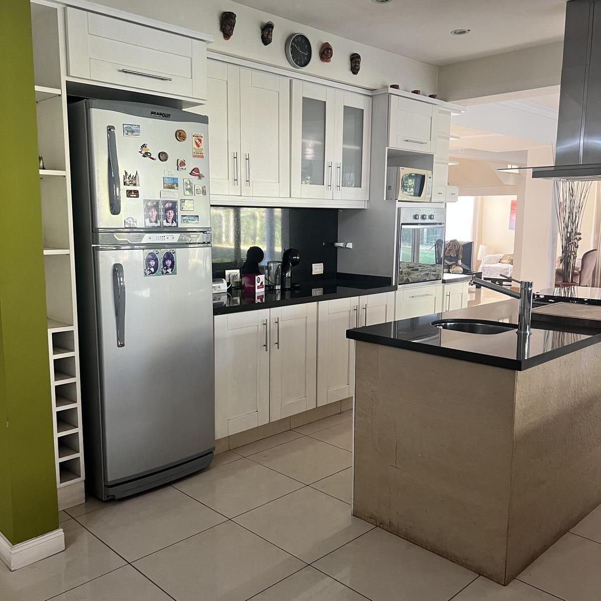 Excelente Casa en Venta en Barrio Privado Santa Ana 3