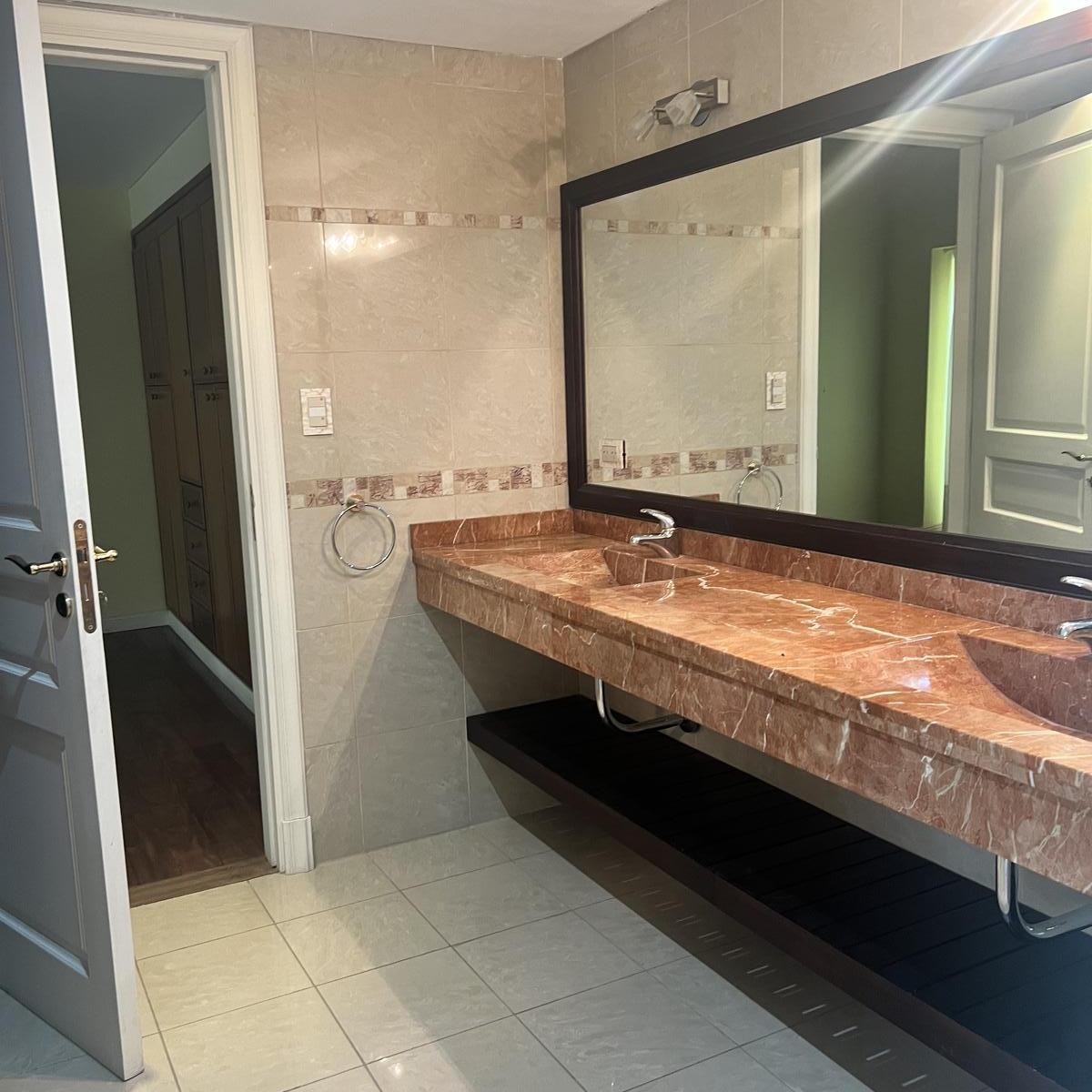 Excelente Casa en Venta en Barrio Privado Santa Ana 3