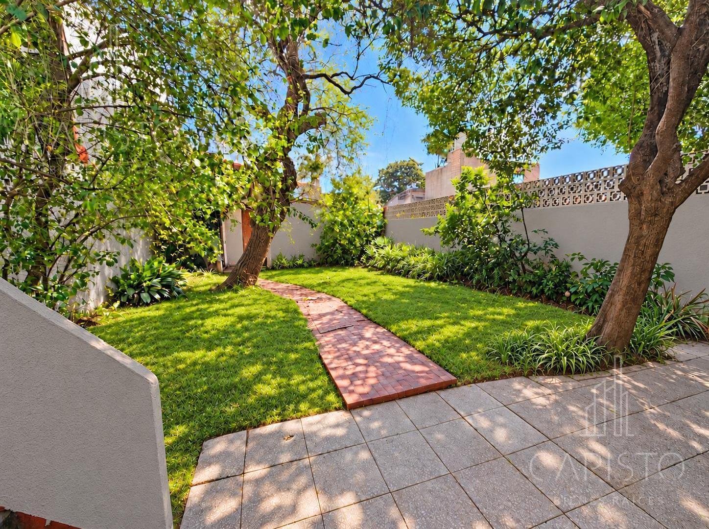 Foto de Casa en venta en Caseros, 4 ambientes con patio jardín y garage!, imagen 2