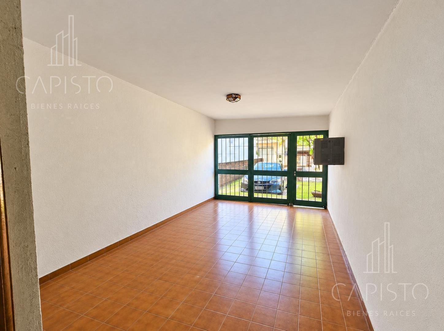 Foto de Casa en venta en Caseros, 4 ambientes con patio jardín y garage!, imagen 1