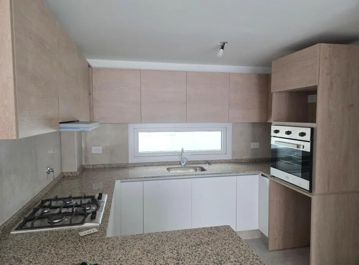 Semipiso c/cochera a estrenar, 3 Ambientes c/balcón al frente, dormit. en Suite. 3