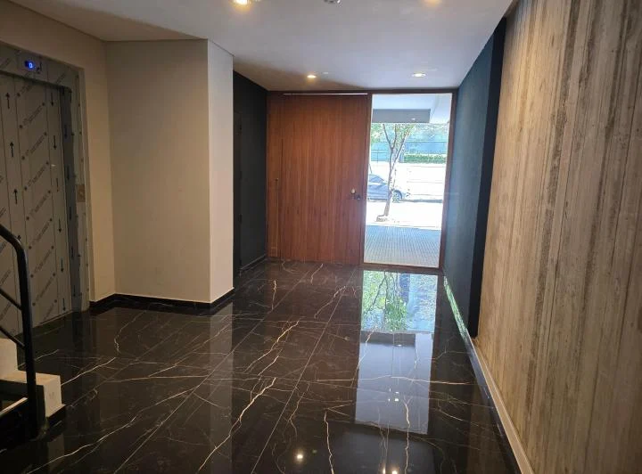 Semipiso c/cochera a estrenar, 3 Ambientes c/balcón al frente, dormit. en Suite. 1