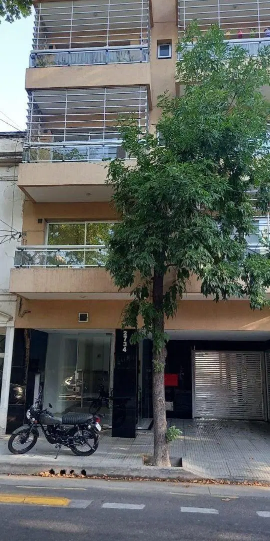 casi a estrenar al frente con balcon (con opción a cochera) 1
