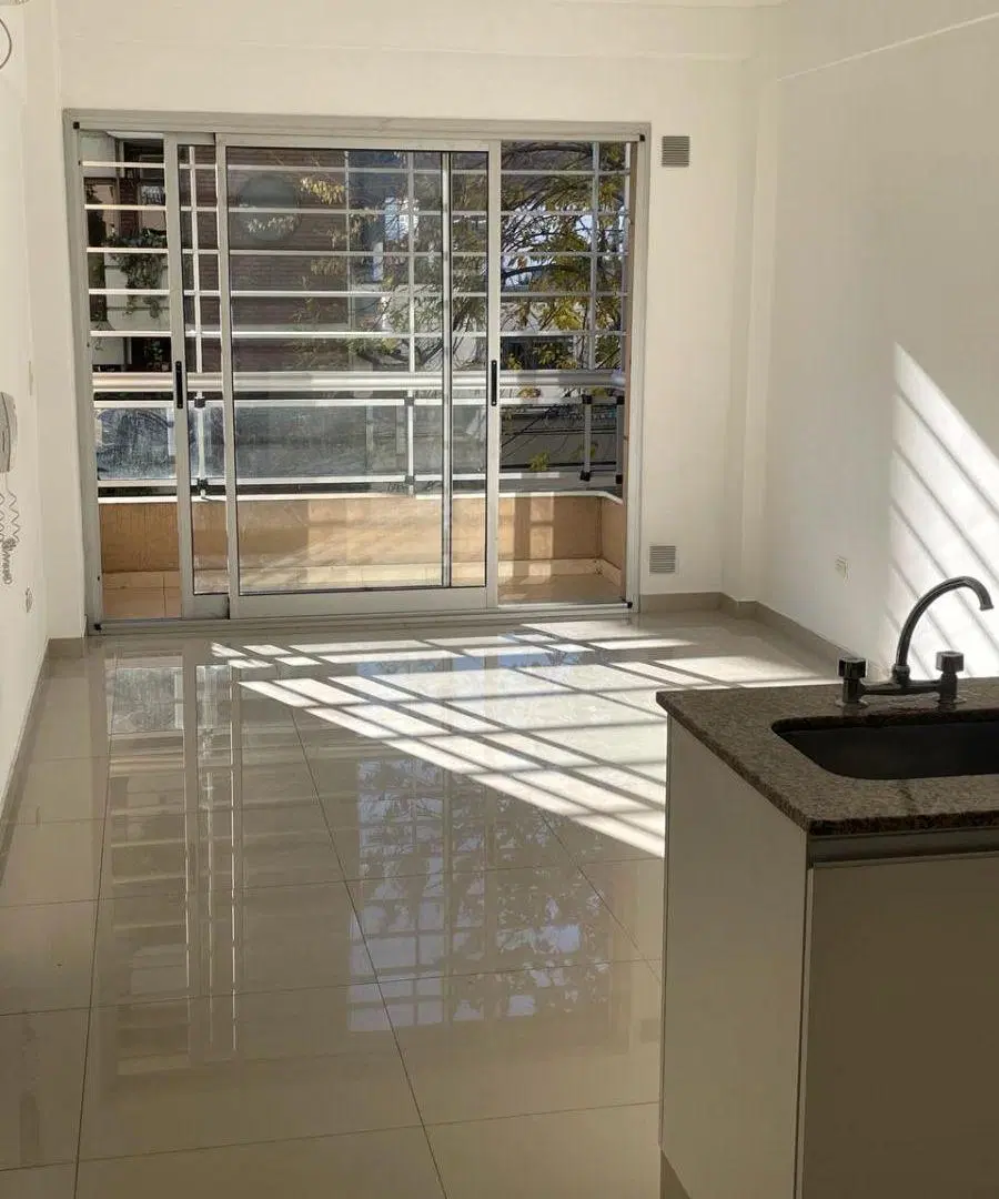 casi a estrenar al frente con balcon (con opción a cochera) 2