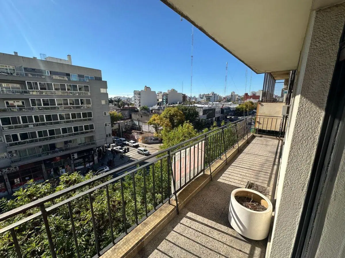 Departamento de 3 Ambientes Muy Amplio, Luminoso y en un Muy Buen Estado 5