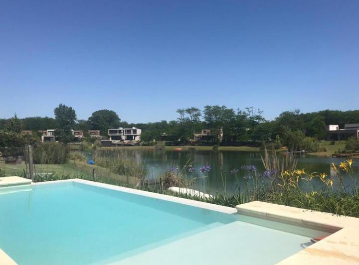 Lindísima casa con vista a la laguna en Alquiler Temporal - Estancias del Pilar