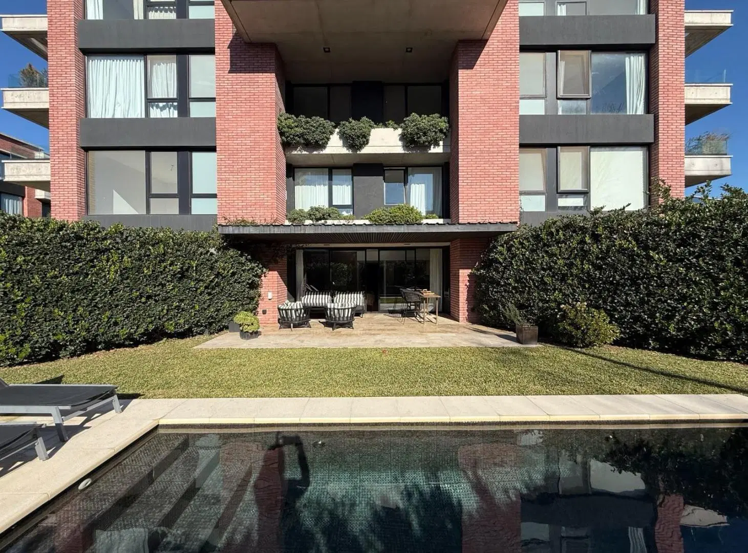 Venta PB con Jardín , 5 amb.  Urbana Las Lomas 8