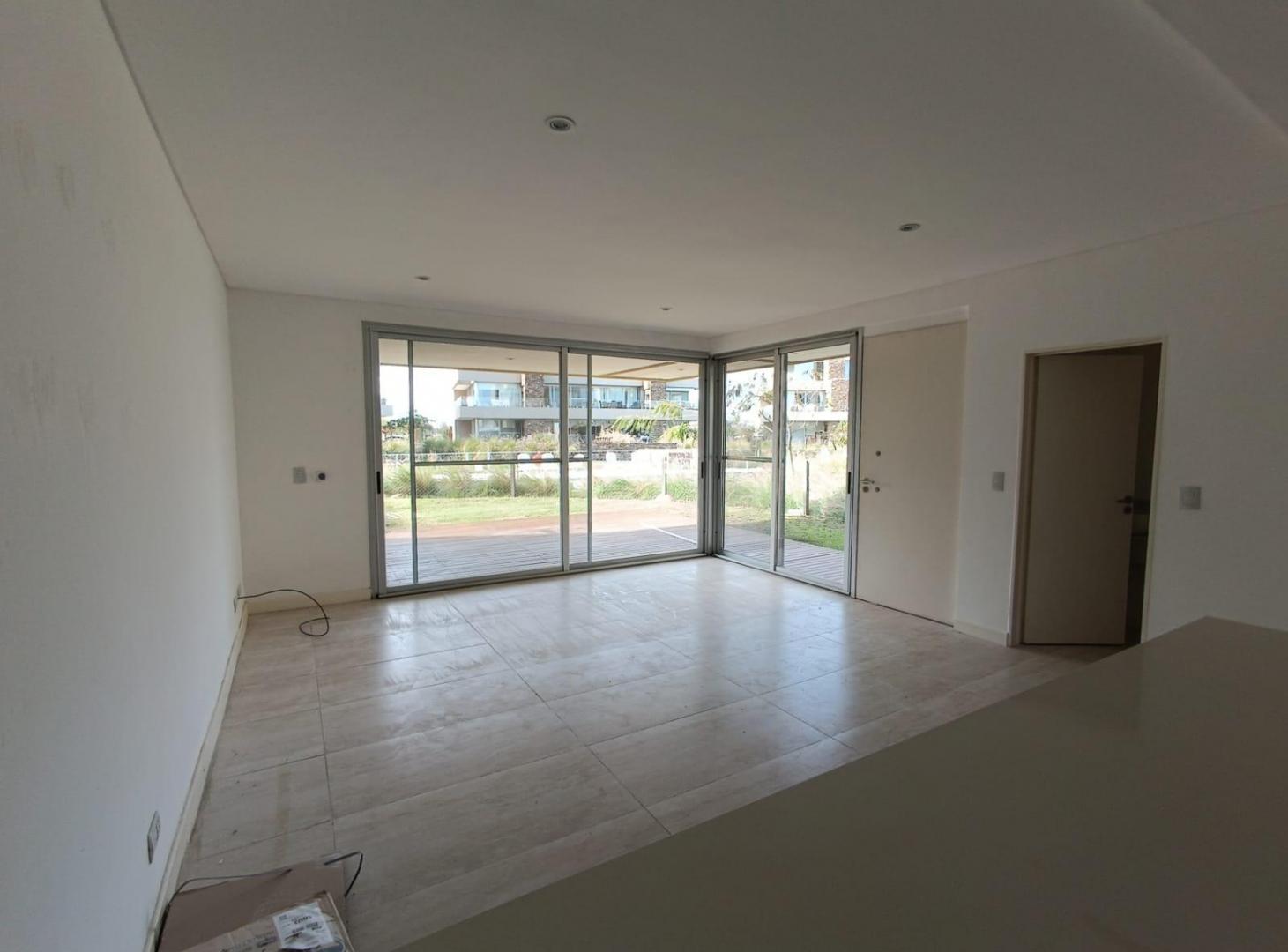 Foto de Alquiler departamento 3 ambientes PB jardin parrilla amenities Complejo, imagen 1