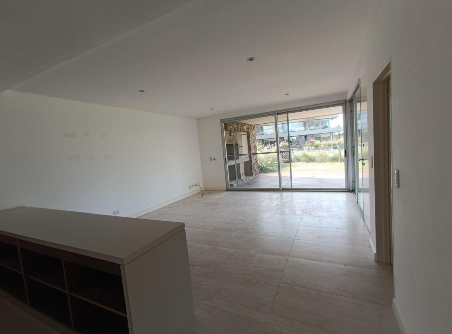 Foto de Alquiler departamento 3 ambientes PB jardin parrilla amenities Complejo, imagen 2