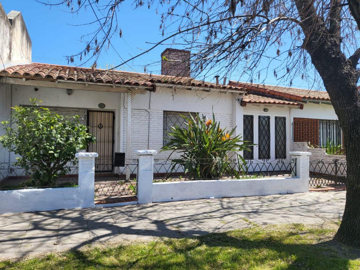 Foto de Casa de 180 m² con 2 habitaciones en alquiler en Banfield, imagen 1