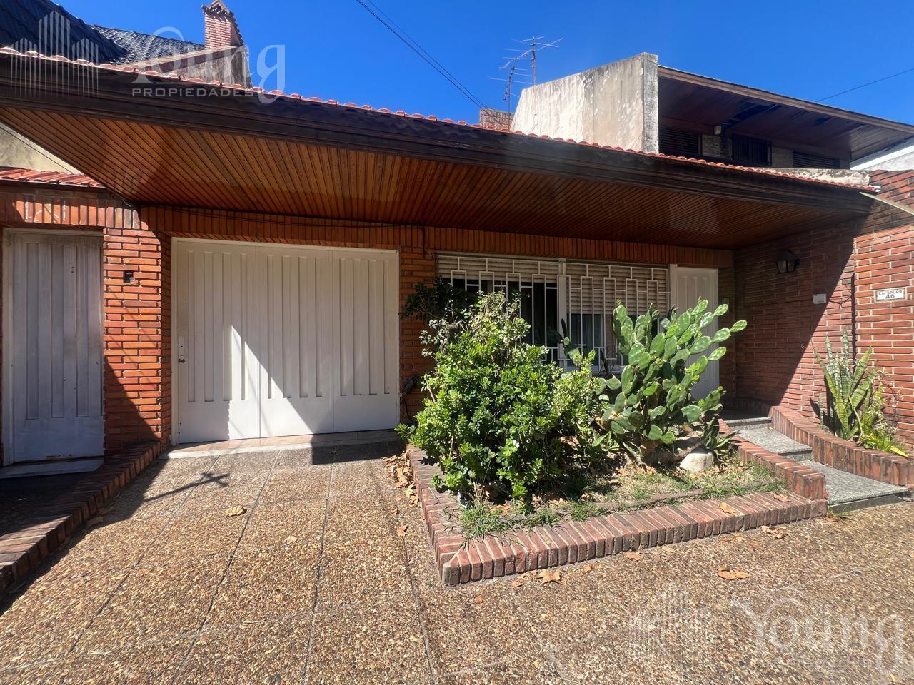 PH tipo casa 3 ambientes con cochera a metros de Av. Mitre en venta