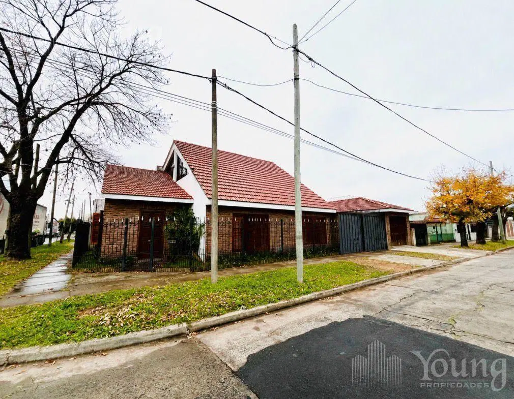 Casa en venta 4 amb con cochera doble en Quilmes Oeste!! 2