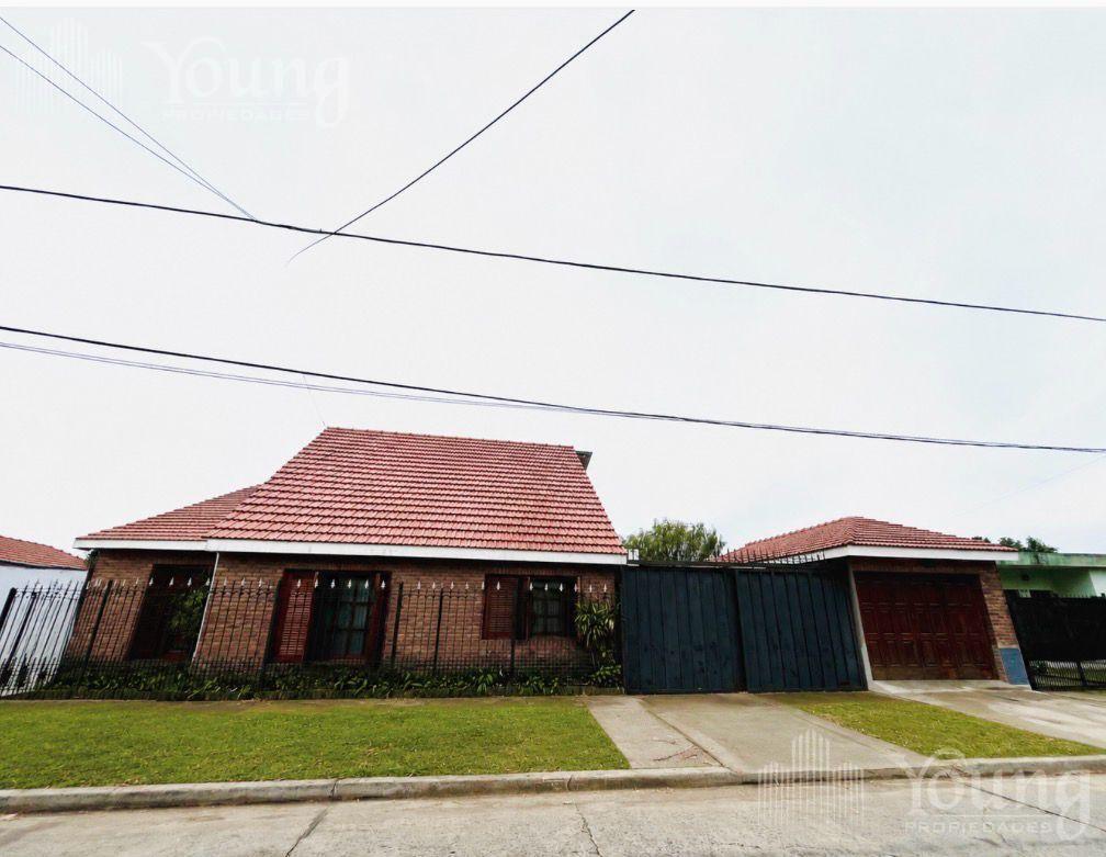 Casa en venta 4 amb con cochera doble en Quilmes Oeste!!