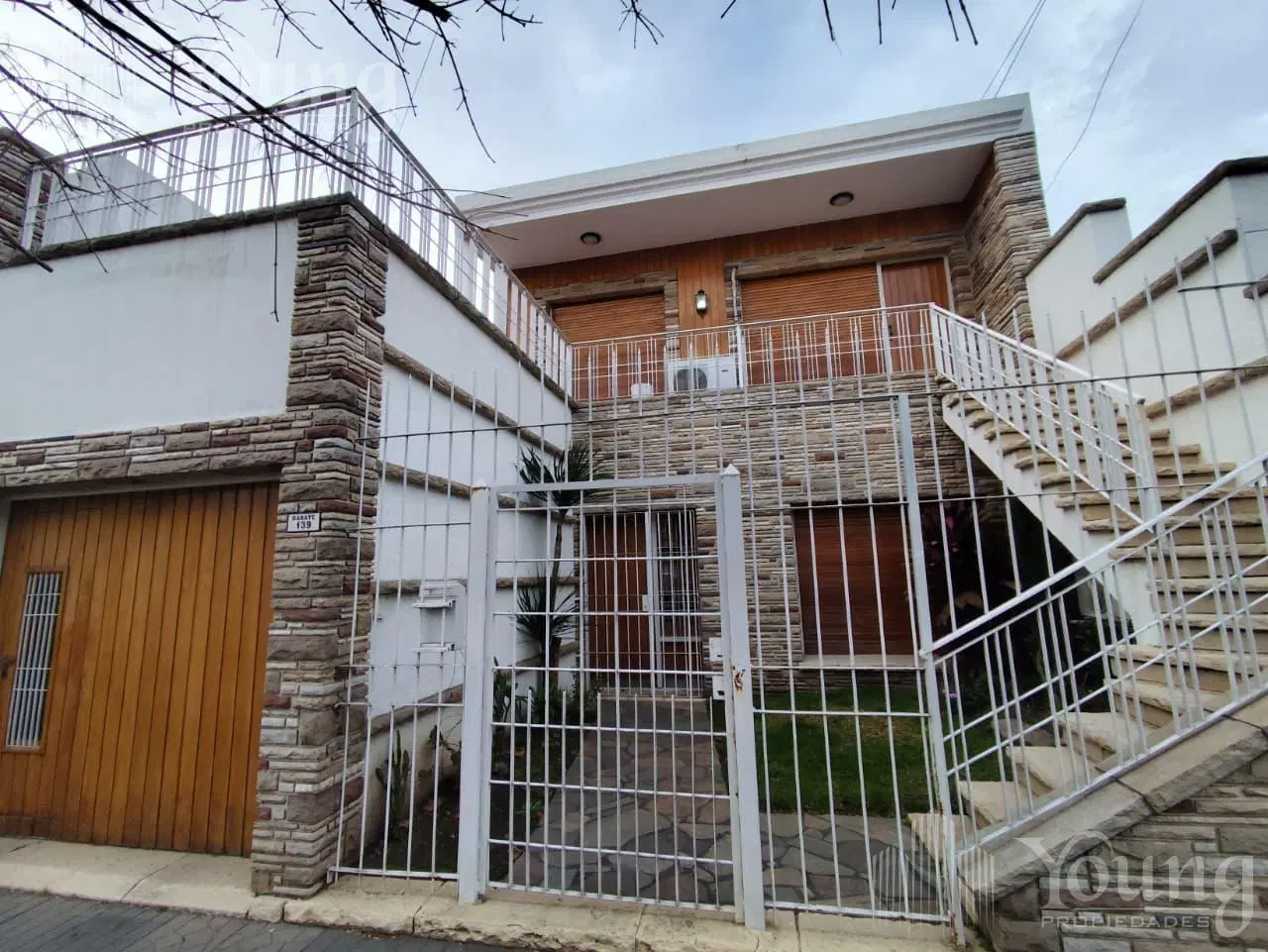 Casa tres ambientes con fondo, garaje y quincho con parrilla en alquiler 1