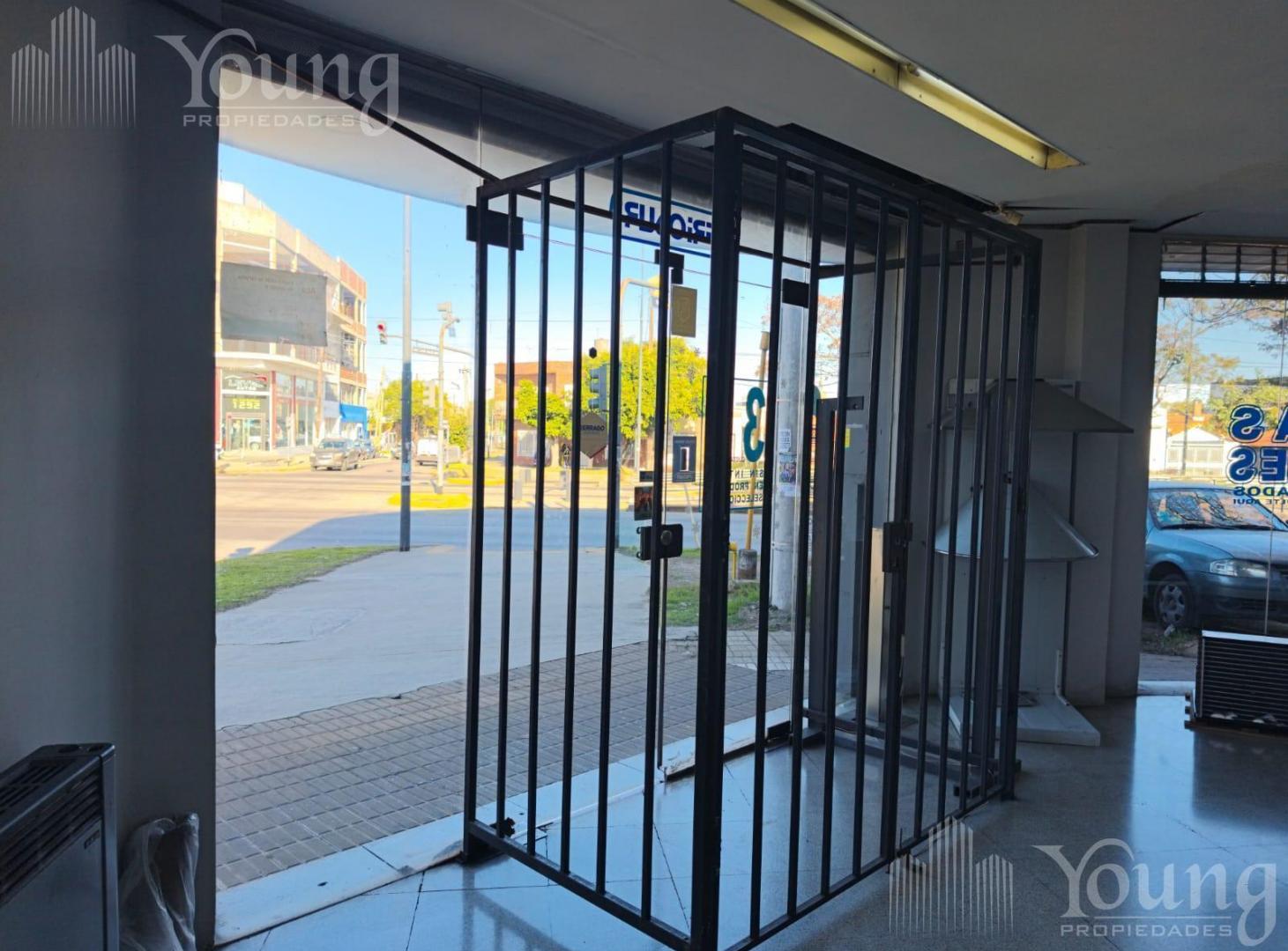 Foto de Local con oficinas sobre Av Calchaquí, imagen 4