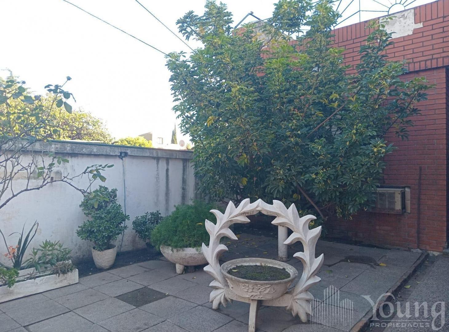 Foto de Casa 3 ambientes con patio y cochera en venta Bernal Oeste, imagen 1