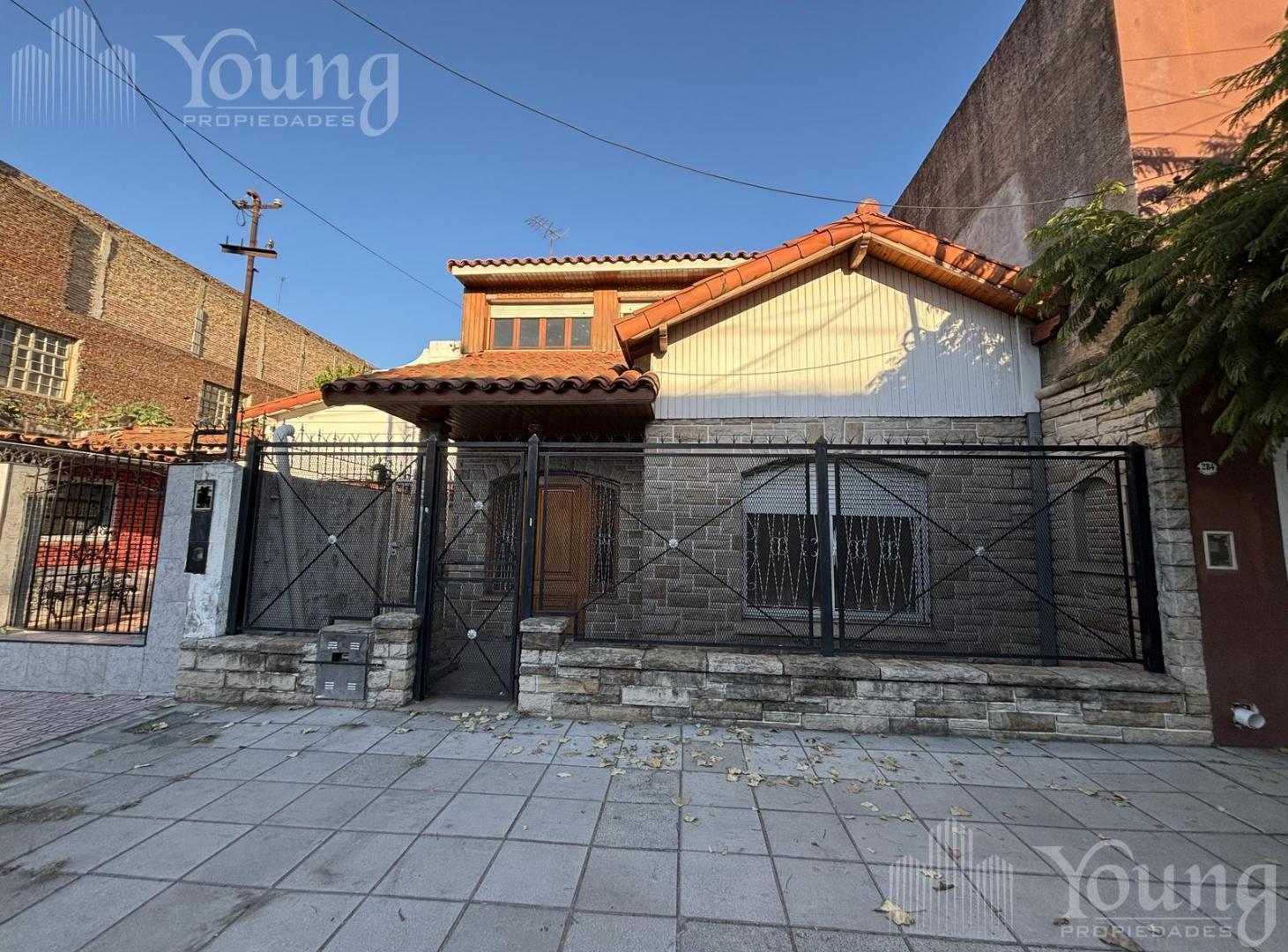Foto de Amplia casa de 5 dormitorios con patio en GERLI, imagen 3