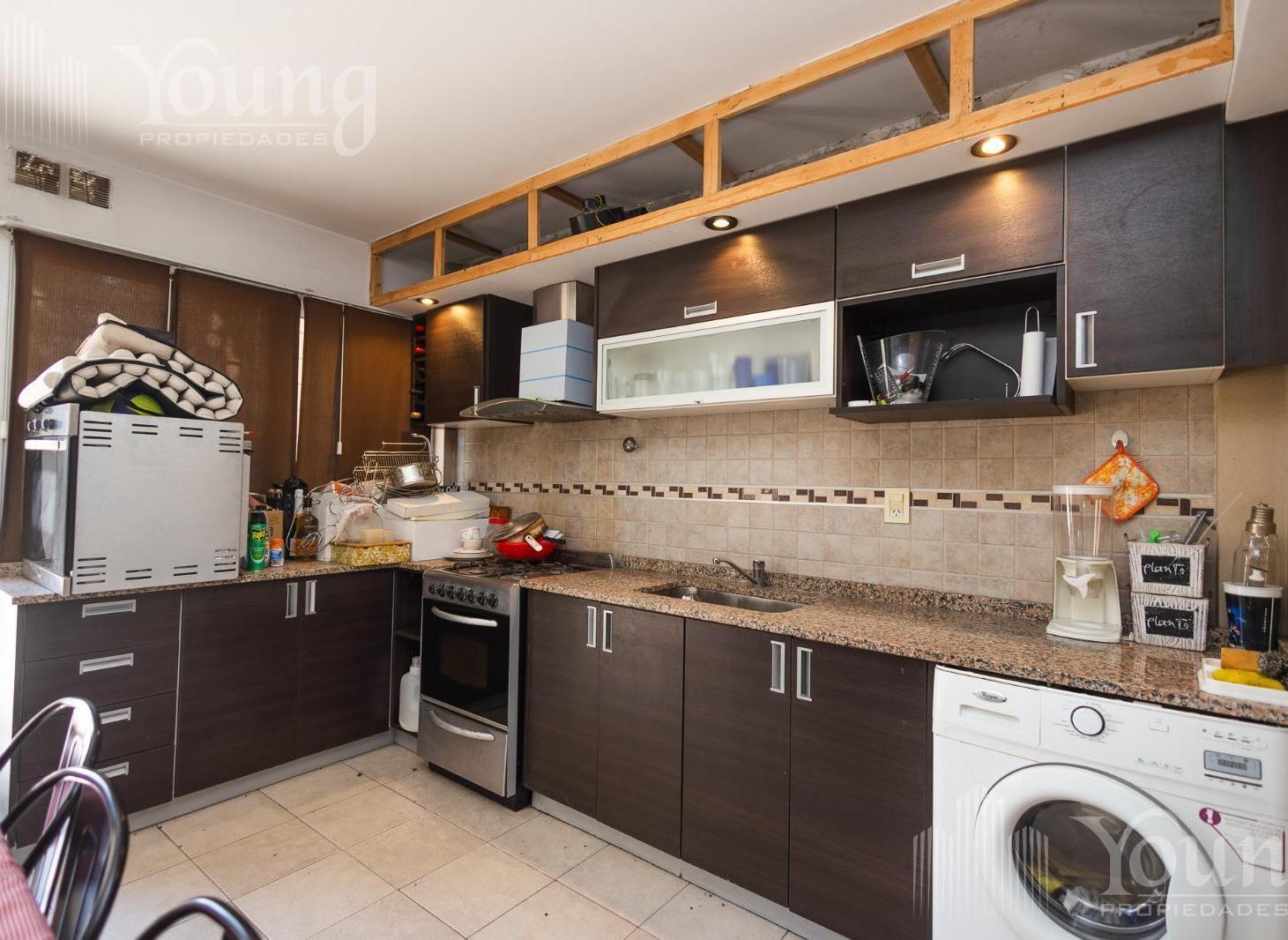 Foto de Triplex en venta con pileta, quincho y cochera doble en Barrio, imagen 4