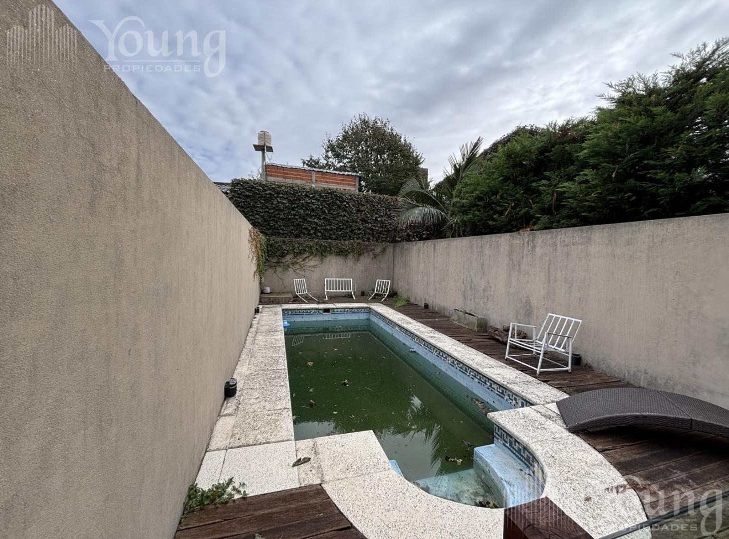 Foto de Triplex en venta con pileta, quincho y cochera doble en Barrio, imagen 2