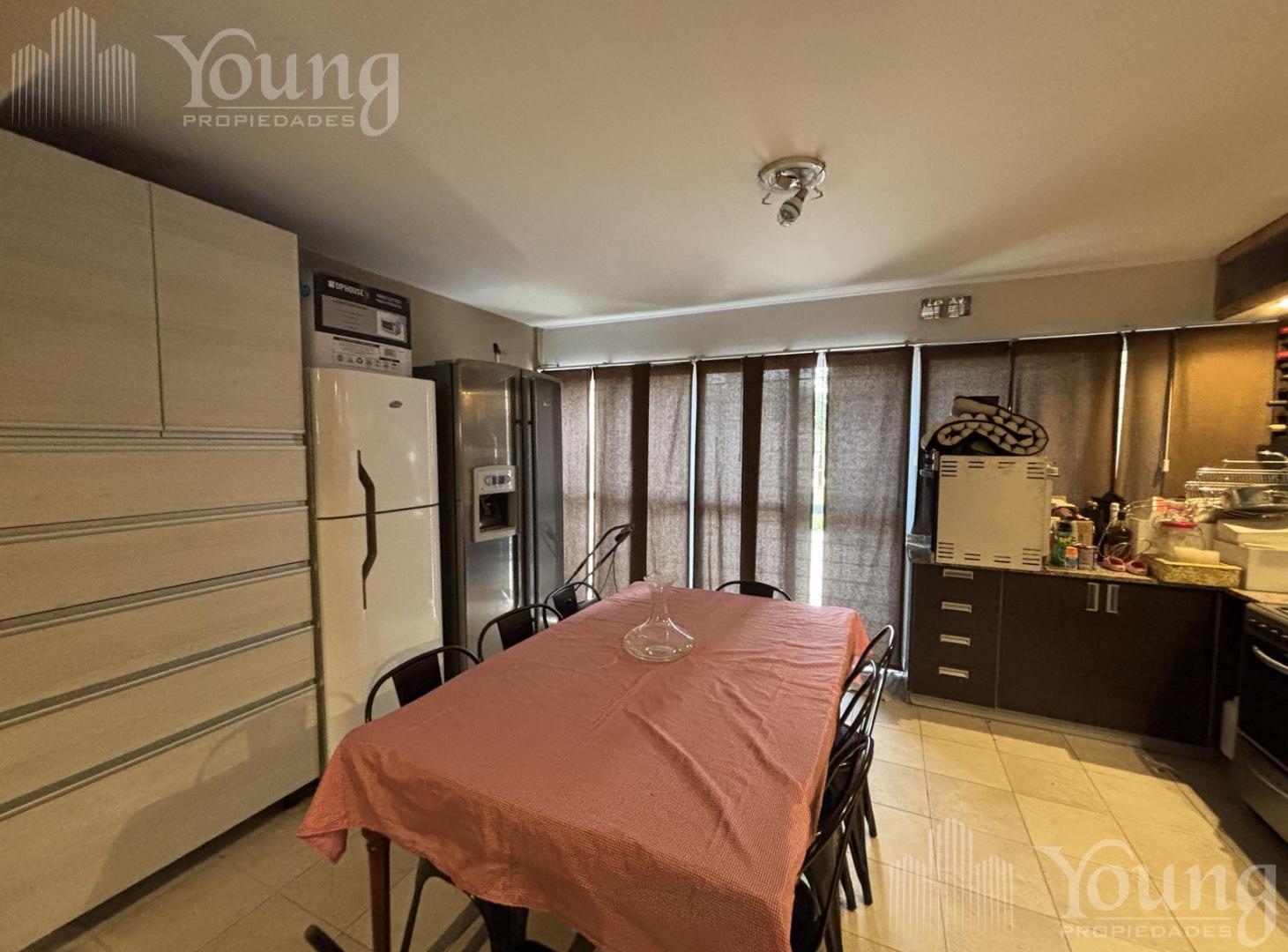 Foto de Triplex en venta con pileta, quincho y cochera doble en Barrio, imagen 3