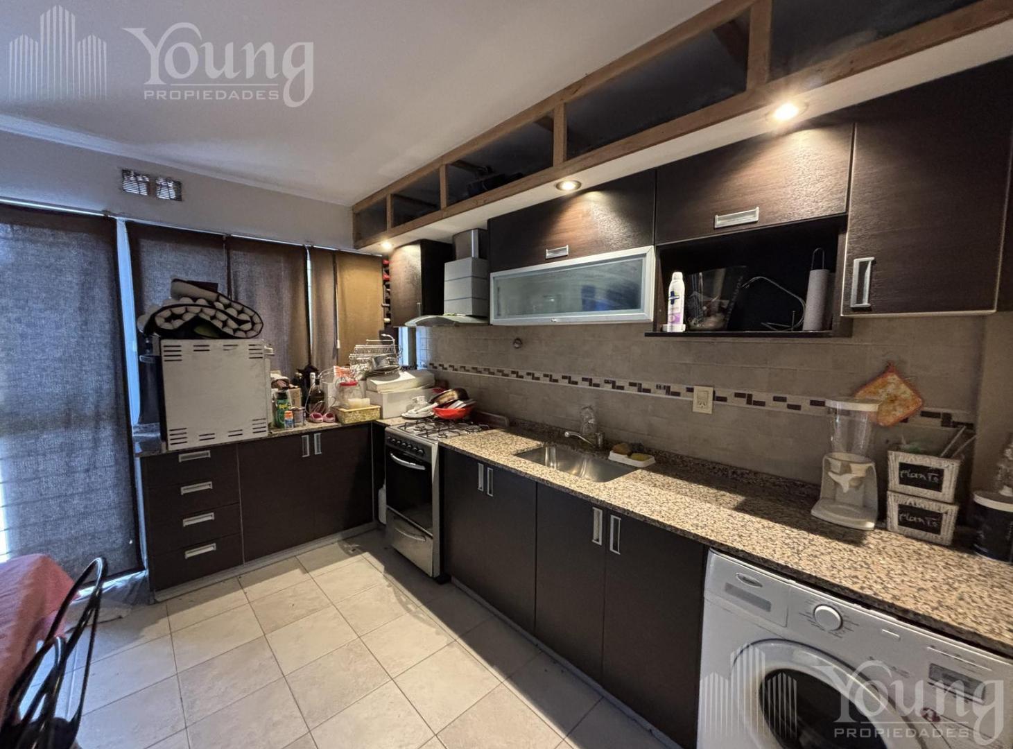 Foto de Triplex en venta con pileta, quincho y cochera doble en Barrio, imagen 5