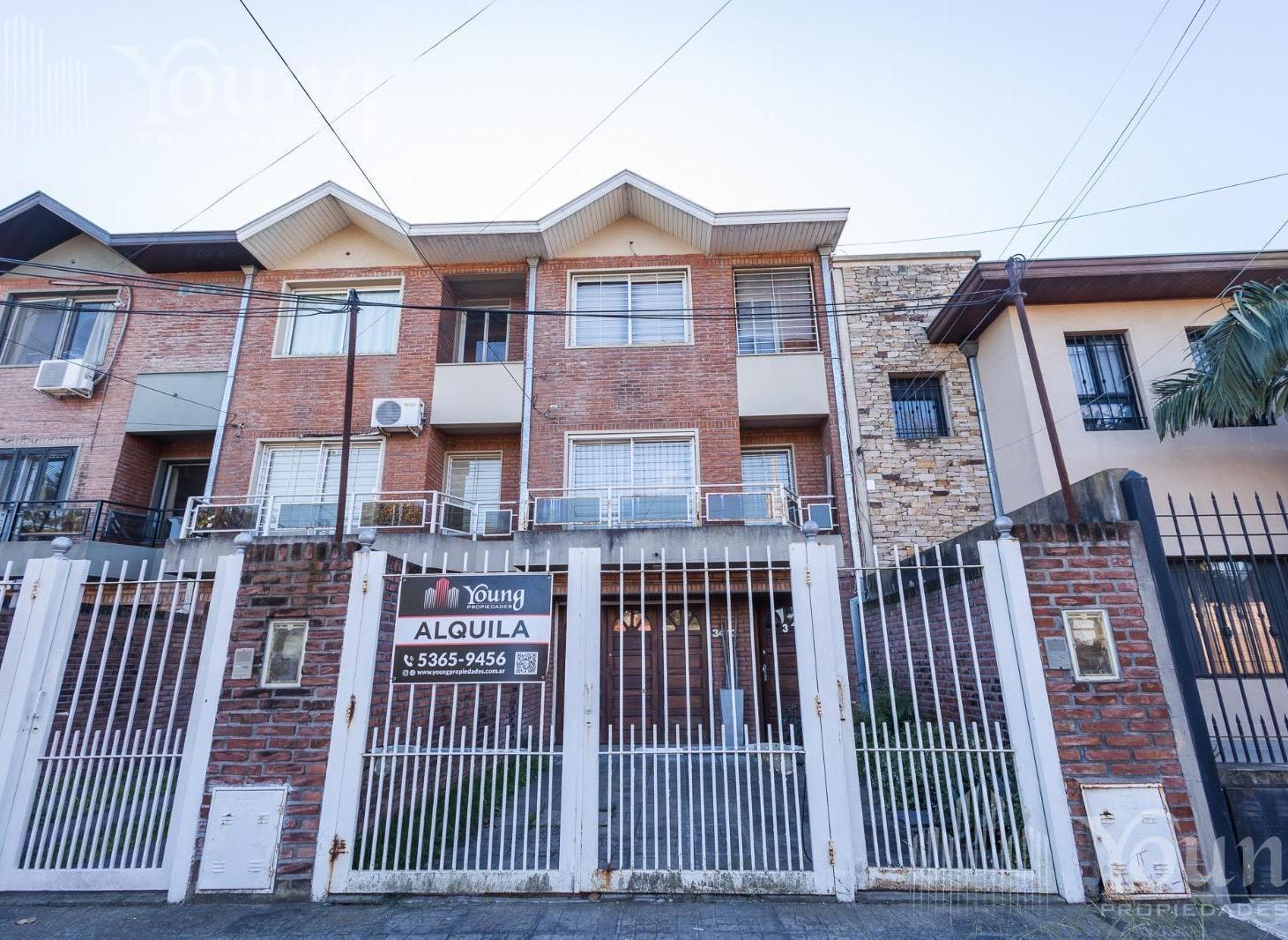 Foto de Triplex en venta con pileta, quincho y cochera doble en Barrio, imagen 1
