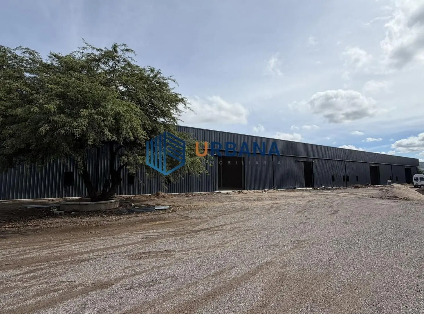 Predio de 5 Galpones de 600m2 c/u y baños 4
