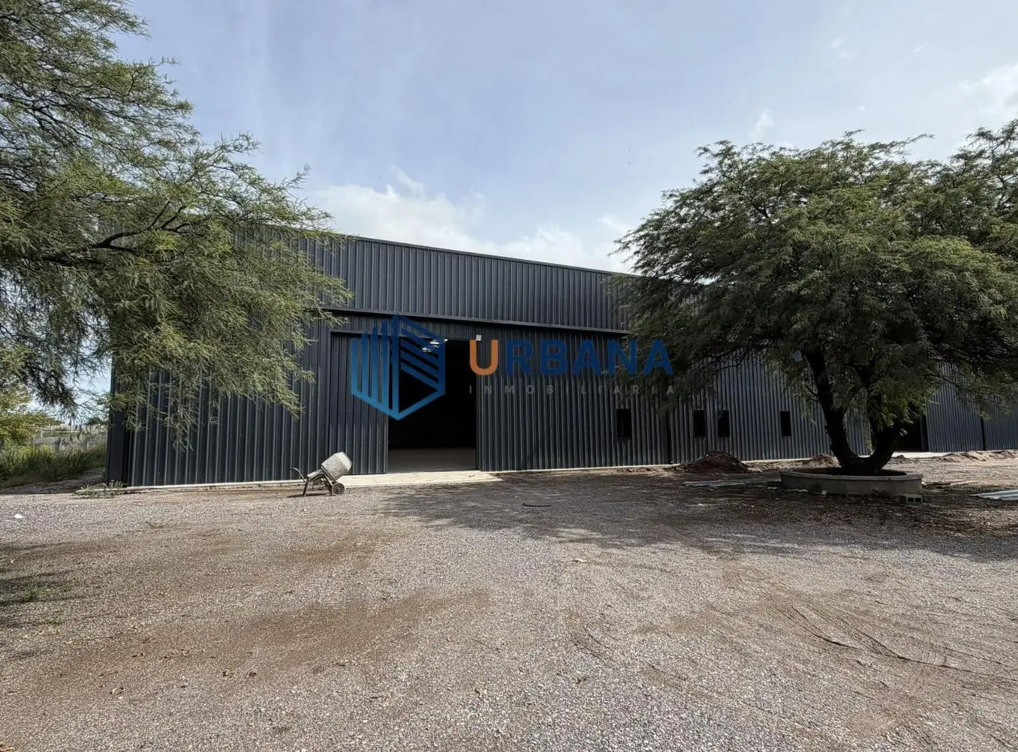 Predio de 5 Galpones de 600m2 c/u y baños 5