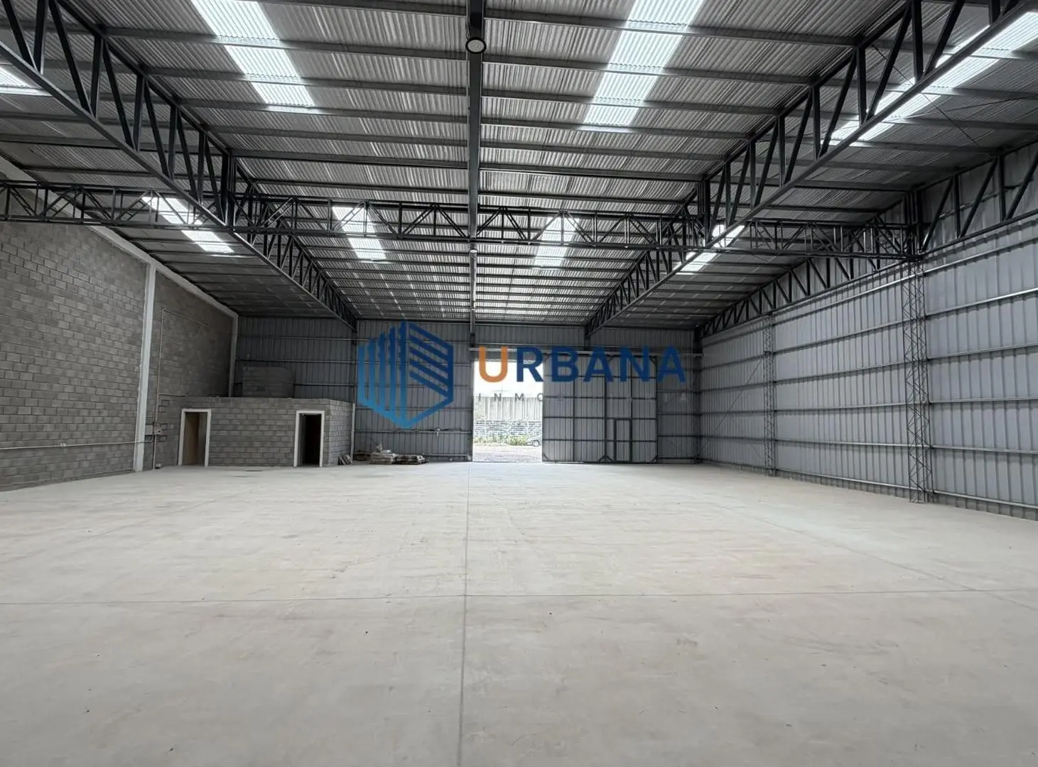 Predio de 5 Galpones de 600m2 c/u y baños 8