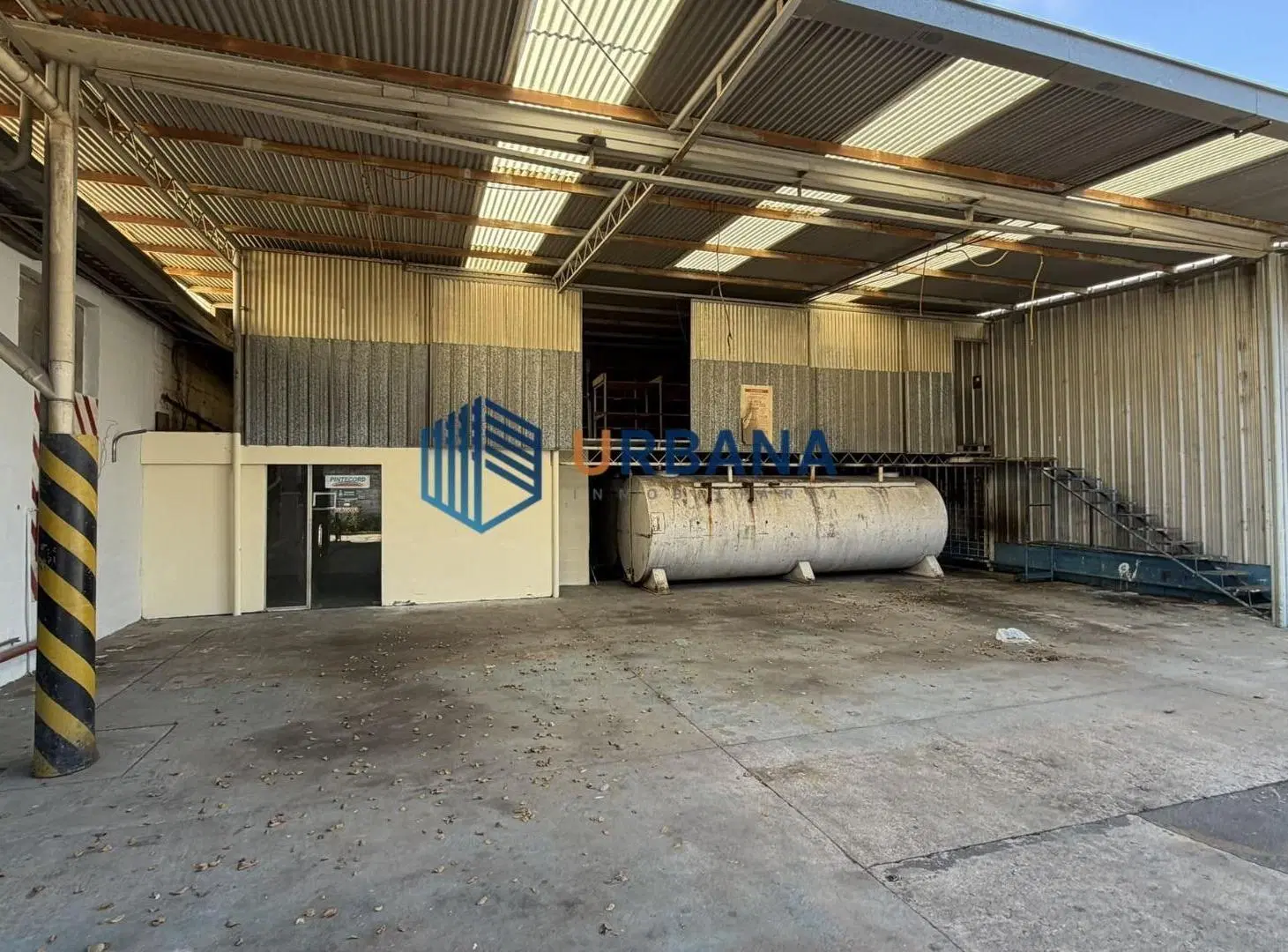 Local con galpones y oficinas, 1.150m2 cubiertos 2