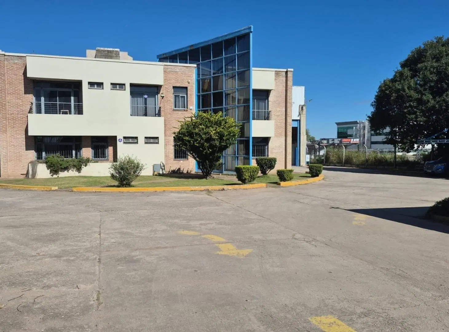 Galpon/Fabrica 2.700m2 en av japon y av voz del interior 4
