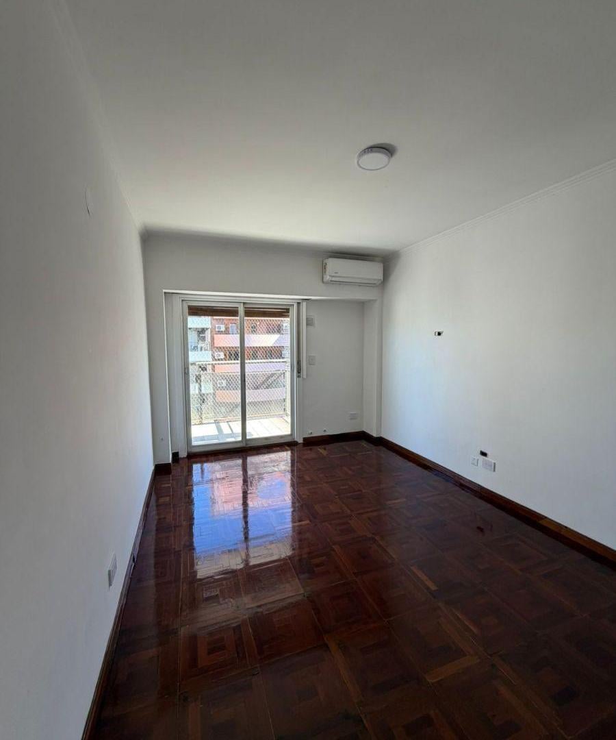 SEMIPISO IMPECABLE CON COCHERA EN LAS LOMITAS