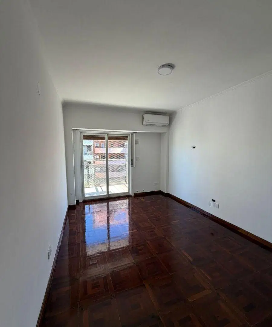 SEMIPISO IMPECABLE CON COCHERA EN LAS LOMITAS 2