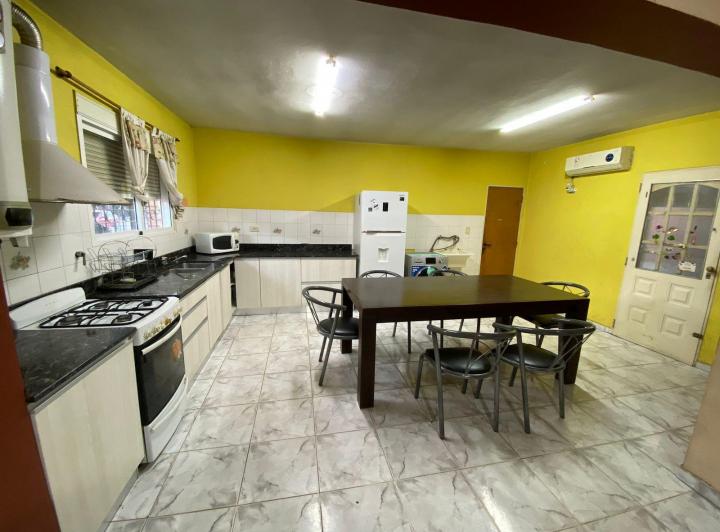 "Jorge Newbery" Casa Esquina 3 Dormitorios c / Quincho y Pileta 3