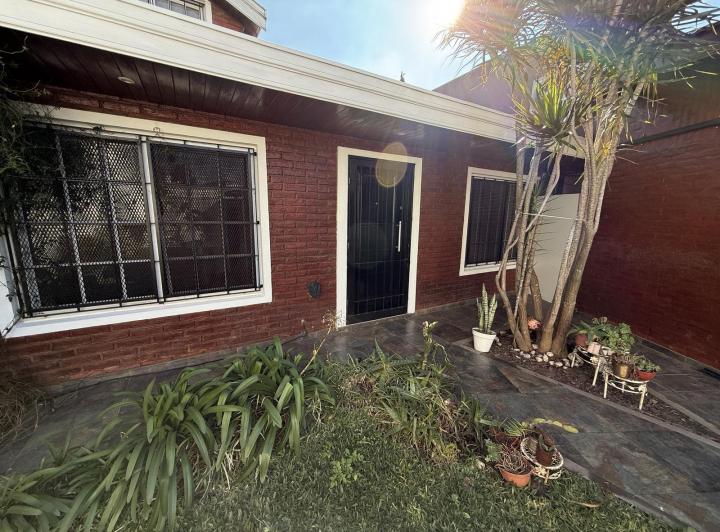 CASA EN VENTA CON PISCINA 4