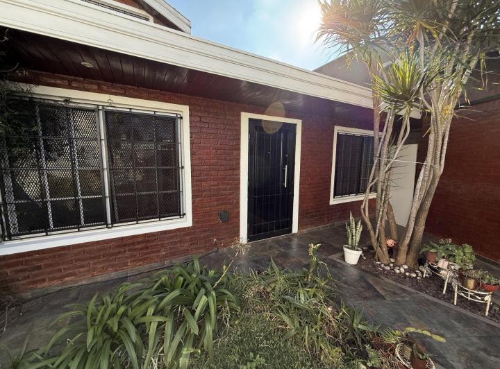 CASA EN VENTA CON PISCINA 2