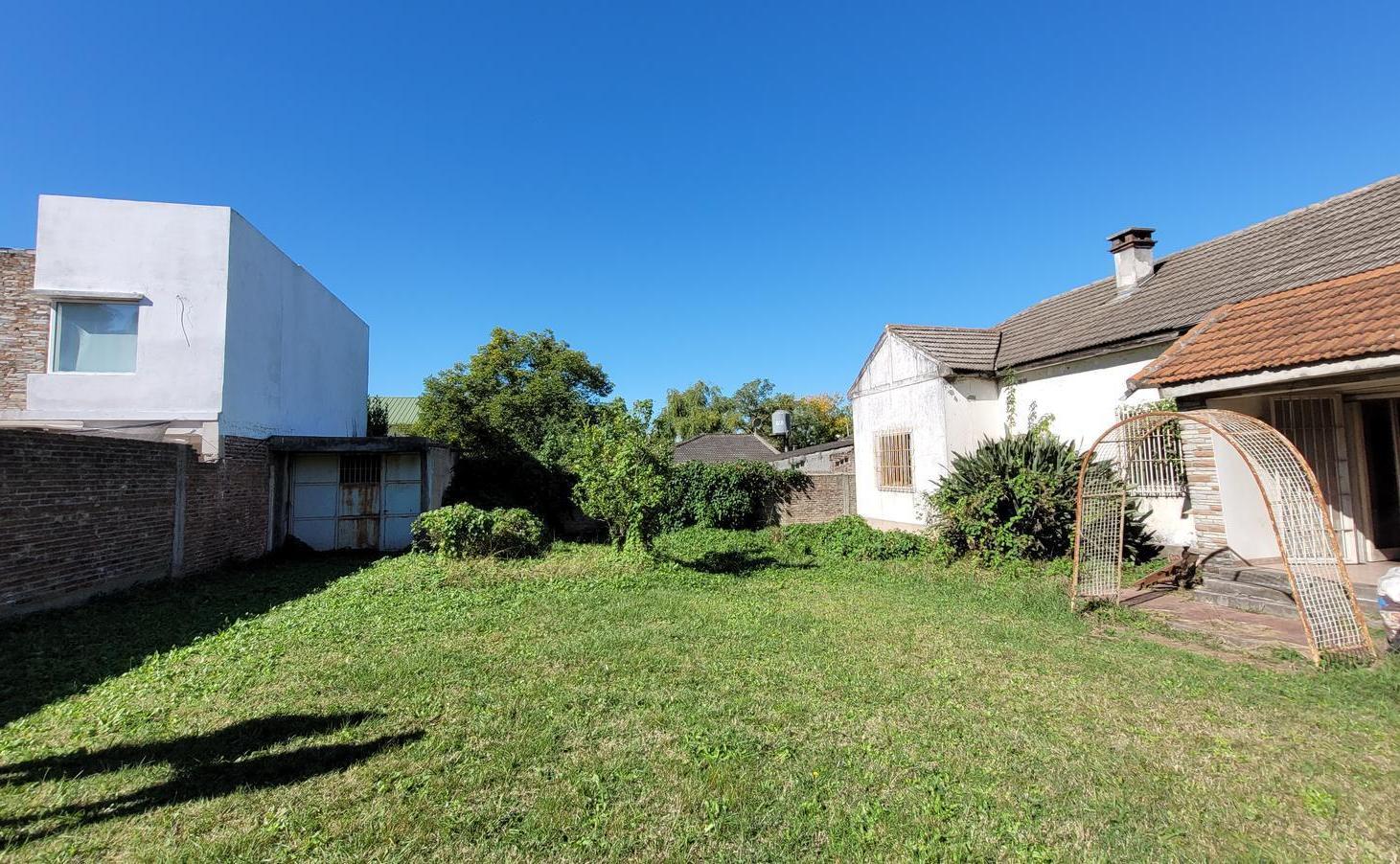 SE VENDE CASA Y 4 LOTES (JUNTOS O SEPARADOS)